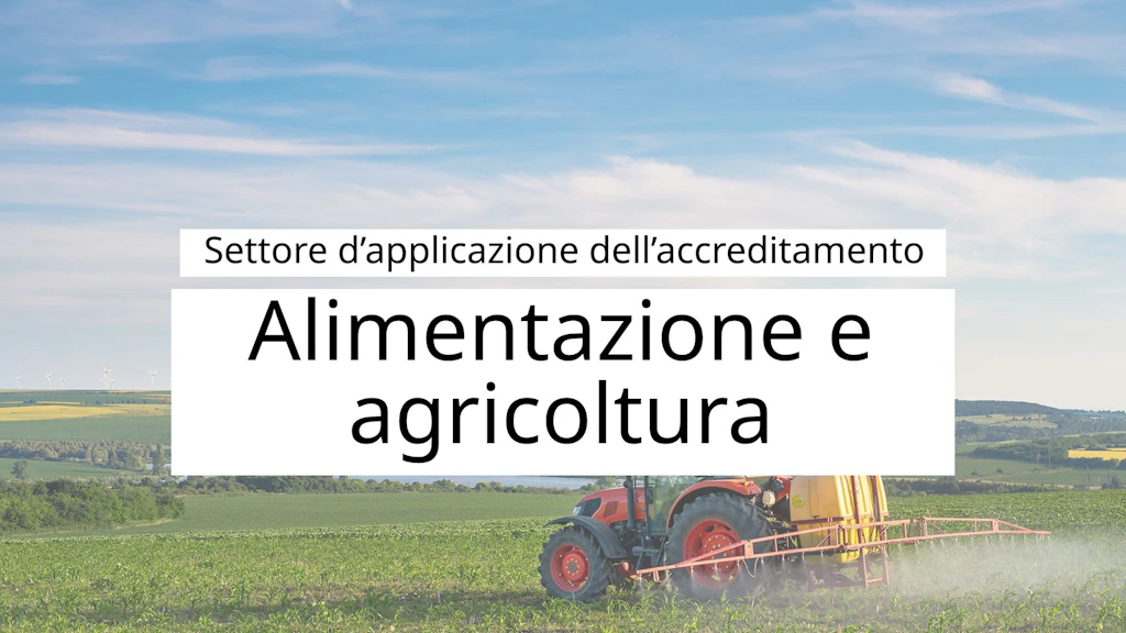 Un trattore sta percorrendo un vasto campo e sta spruzzando prodotti per la protezione delle piante.