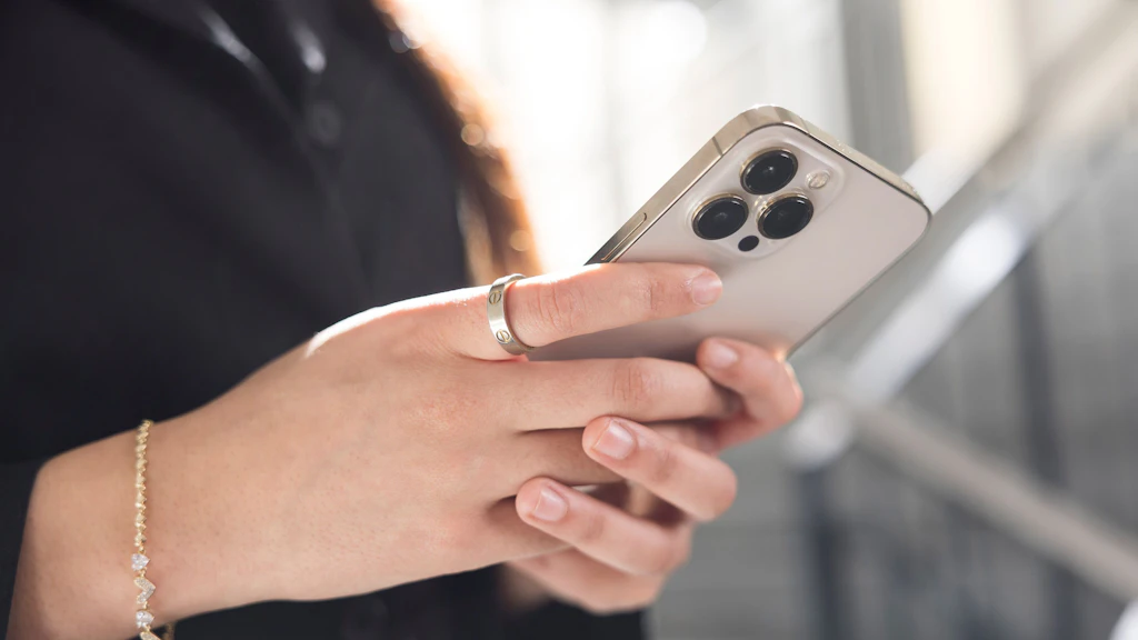 Due mani tengono uno smartphone