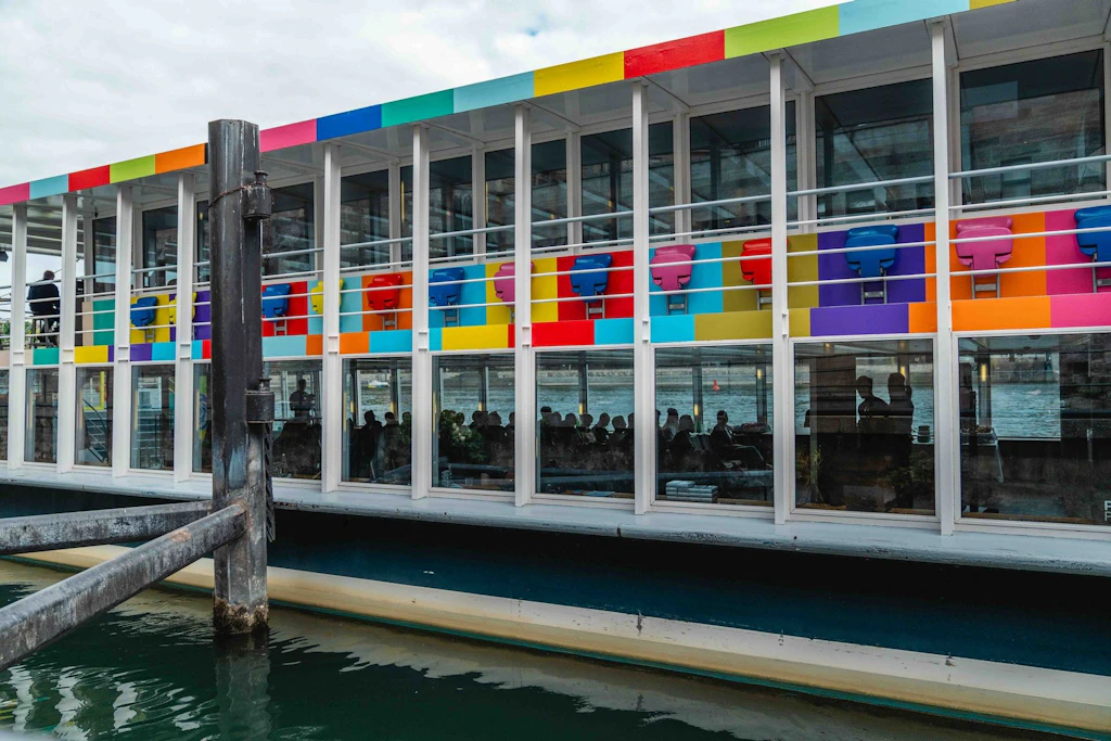 Edificio con facciata colorata