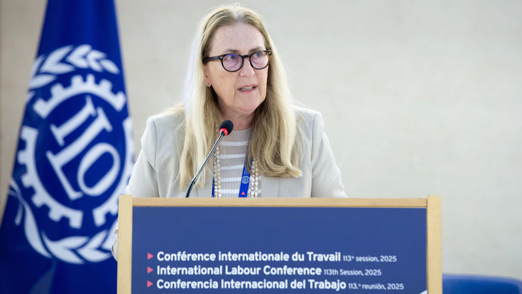 La signora Hélène Budliger Artieda, direttrice della Segreteria di Stato per l’economia, durante la seduta plenaria della 113ª Conferenza internazionale del lavoro, il 5 giugno 2025 al Palazzo delle Nazioni a Ginevra.