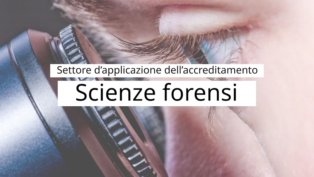 L'occhio di una persona osserva il microscopio