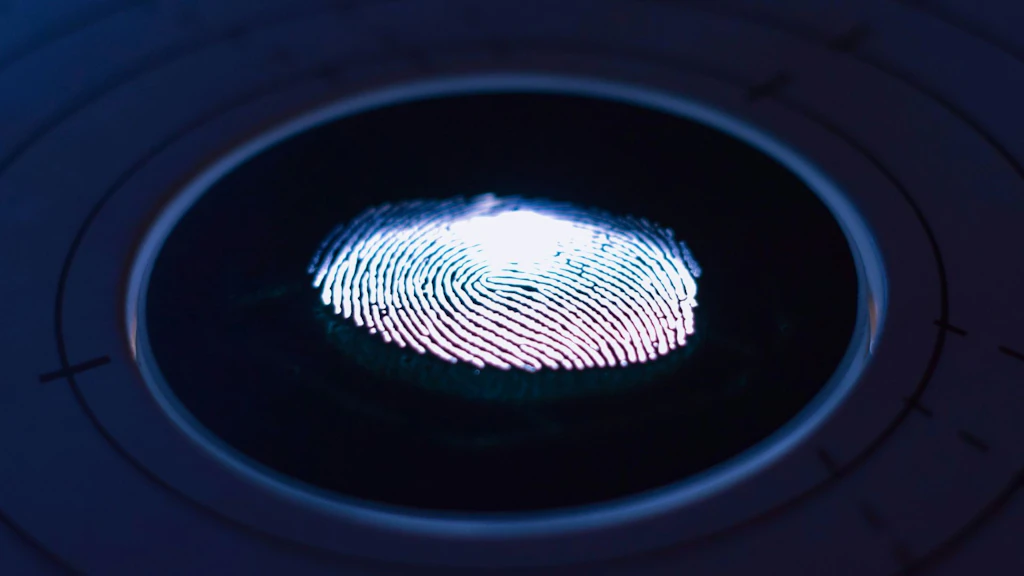 Impronta digitale in un cerchio blu su sfondo scuro