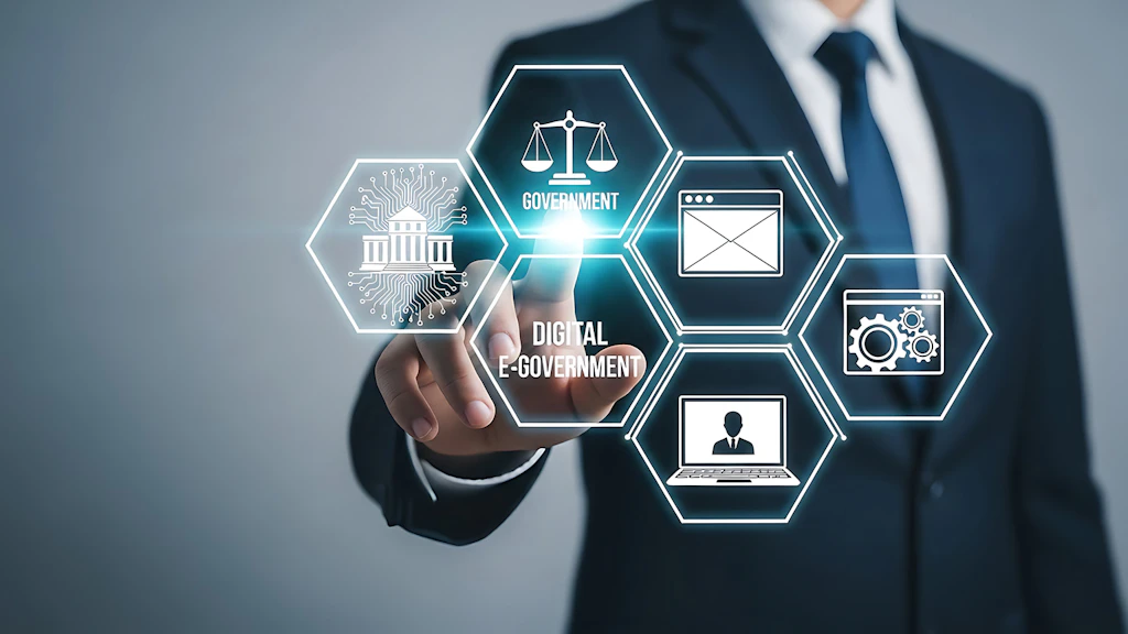 Una persona in abiti da lavoro digita su simboli digitali relativi a temi di e-government quali autorità, diritto, comunicazione e tecnologia.