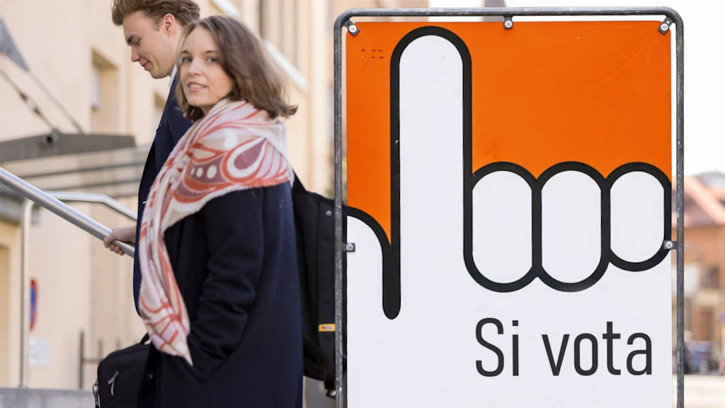 Due persone si recano alle urne